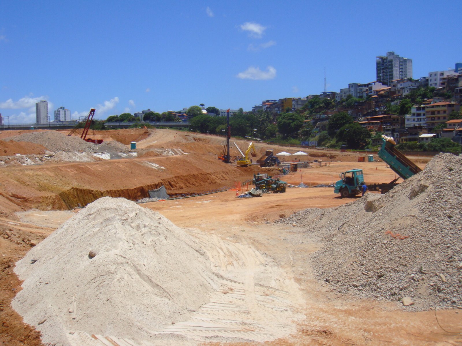 Transforme sua Obra com Tecnologia de Perfuratriz Avançada